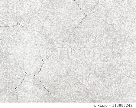 斜めにひび割れが入った暗い白灰色のコンクリート壁面の横長の背景画像 斜めにひび割れが入った暗い白灰色のコンクリート壁面の横長の背景画像 113995242