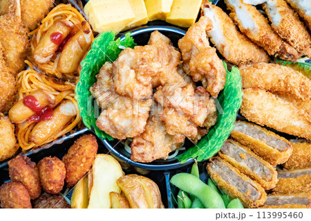 様々な料理が盛り付けられたオードブルの写真。パーティーのイメージ。 113995460