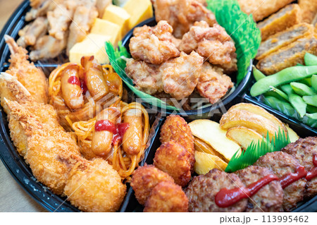 様々な料理が盛り付けられたオードブルの写真。パーティーのイメージ。 113995462