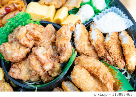 様々な料理が盛り付けられたオードブルの写真。パーティーのイメージ。 113995463