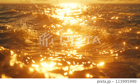 黄金に輝く海の波の様子 113995990