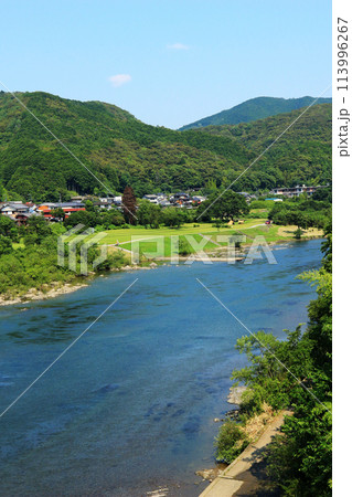 初夏の四万十川中流の風景 初夏の四万十川中流の風景 113996267