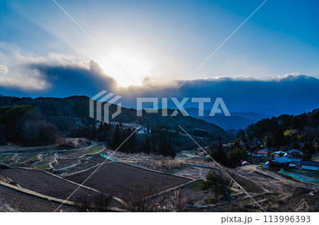 夕方の大岡の棚田 113996393