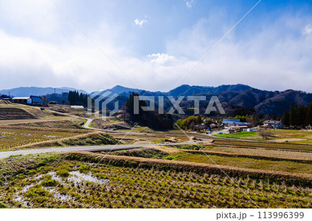 日本の原風景　大岡の棚田の春 113996399