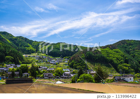 田んぼと山の集落 田んぼと山の集落 113996422