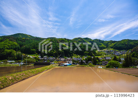 田んぼと山の集落 田んぼと山の集落 113996423