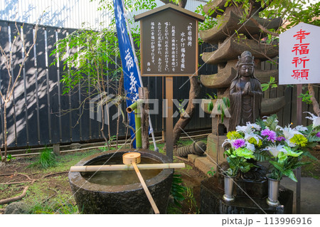 東京都新宿区 於岩稲荷陽運寺 水かけ福寿菩薩 東京都新宿区 於岩稲荷陽運寺 水かけ福寿菩薩 113996916
