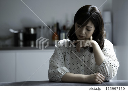 キッチンで悩む主婦 113997150