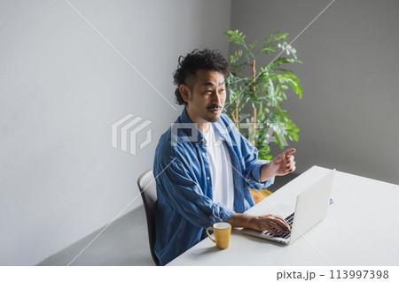 パソコンを使う男性　 113997398