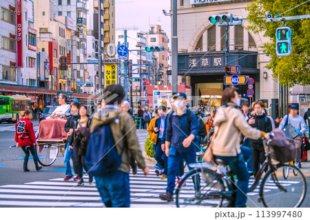 日本の東京都市景観 脱コロナ…観光客で賑わう浅草。浅草駅などを望む…危険走行自転車…＝17日 113997480