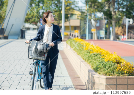 自転車に乗って通勤するミドル女性 113997689