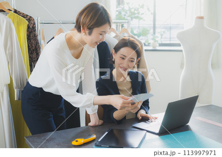 アパレル業界で働く女性　 113997971