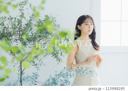 若い女性のポートレート  113998295