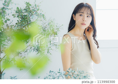 若い女性のポートレート  113998300