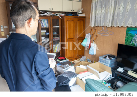 実家じまいをして業者に不用品処理の査定をしてもらっているところ 113998305