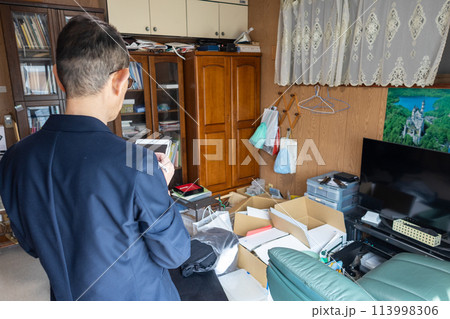 実家じまいをして業者に不用品処理の査定をしてもらっているところ 113998306