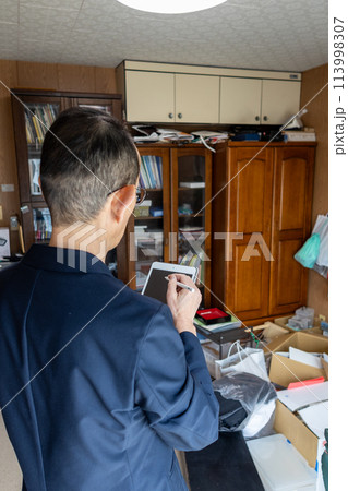 実家じまいをして業者に不用品処理の査定をしてもらっているところ 113998307
