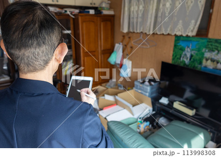 実家じまいをして業者に不用品処理の査定をしてもらっているところ 実家じまいをして業者に不用品処理の査定をしてもらっているところ 113998308