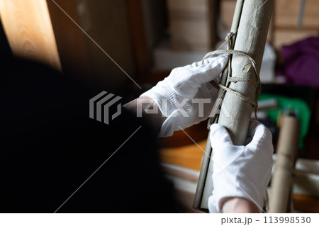 実家整理をしたときに見つかった古い掛け軸を鑑定してもらっているところ 113998530