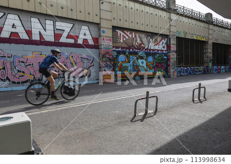 Bike ride on the Danube Canal embankment in Vienna 113998634
