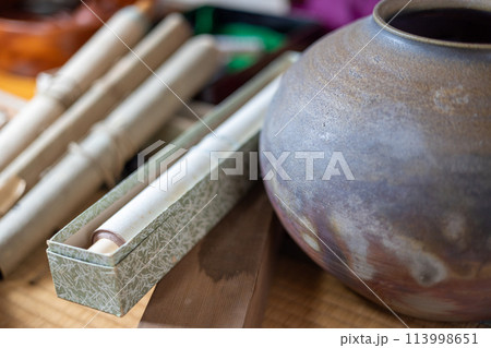 実家整理をしていて出てきた壺や掛け軸などの骨董品 113998651