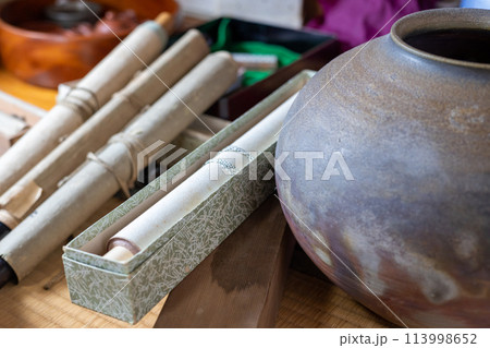 実家整理をしていて出てきた壺や掛け軸などの骨董品 113998652