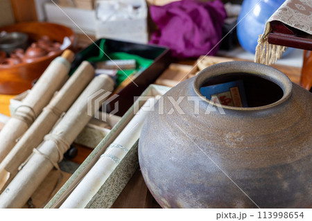 実家整理をしていて出てきた壺や掛け軸などの骨董品 実家整理をしていて出てきた壺や掛け軸などの骨董品 113998654