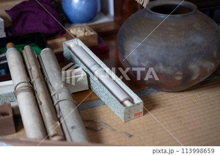 実家整理をしていて出てきた壺や掛け軸などの骨董品 113998659