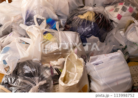 実家の遺品整理中の和室に積み上げられたごみの山 113998752