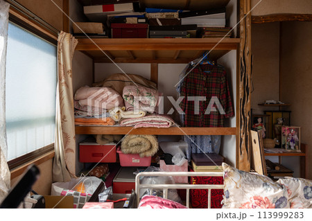 遺品整理中の部屋 遺品整理中の部屋 113999283