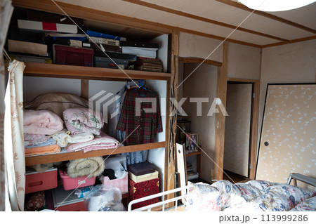 遺品整理中の部屋 遺品整理中の部屋 113999286