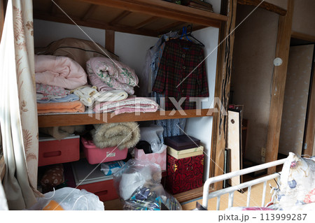 遺品整理中の部屋 遺品整理中の部屋 113999287