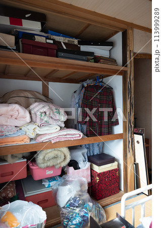 遺品整理中の部屋 遺品整理中の部屋 113999289
