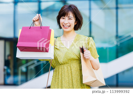 ショッピングを楽しむワンピース姿の女性 113999392