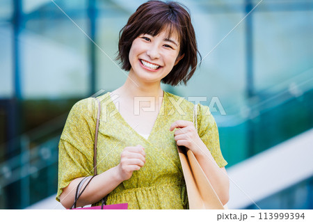 ショッピングを楽しむワンピース姿の女性 113999394