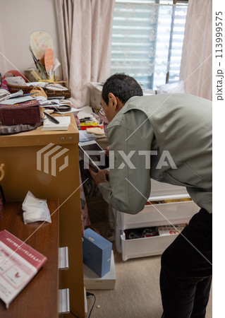 実家じまいをして業者に不用品の査定をしてもらっているところ 実家じまいをして業者に不用品の査定をしてもらっているところ 113999575