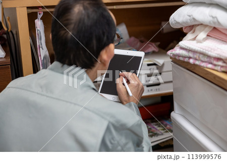 実家じまいをして業者に不用品の査定をしてもらっているところ 113999576