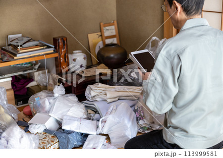 実家じまいをして業者に不用品の査定をしてもらっているところ 113999581
