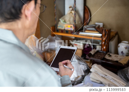 実家じまいをして業者に不用品の査定をしてもらっているところ 113999583