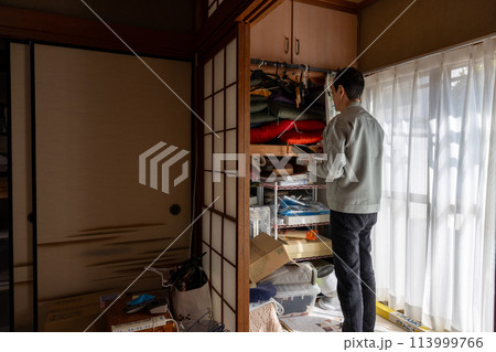 実家じまいをして業者に不用品処分の査定をしてもらっているところ 113999766