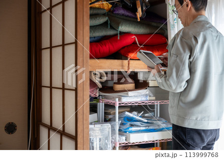 実家じまいをして業者に不用品処分の査定をしてもらっているところ 113999768