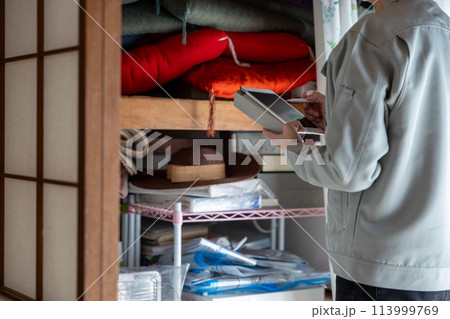 実家じまいをして業者に不用品処分の査定をしてもらっているところ 113999769