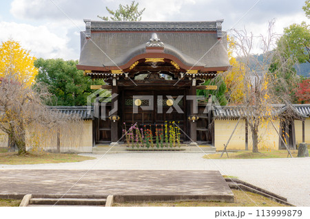 京都市右京区嵯峨大沢町の大覚寺 唐門(勅使門) 撮影の舞台 京都市右京区嵯峨大沢町の大覚寺 唐門(勅使門) 撮影の舞台 113999879