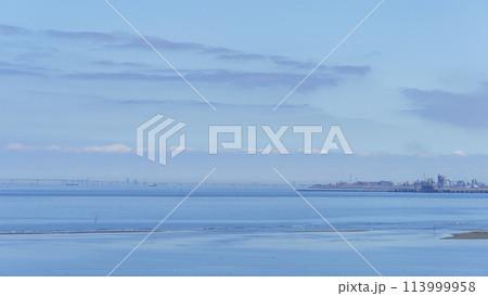 【千葉県】富津海岸から見た君津製鉄所・東京湾アクアライン方面 113999958