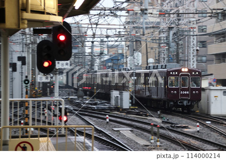 阪急京都線直通の阪急千里線3300系（各停：大阪梅田⇔北千里） 114000214