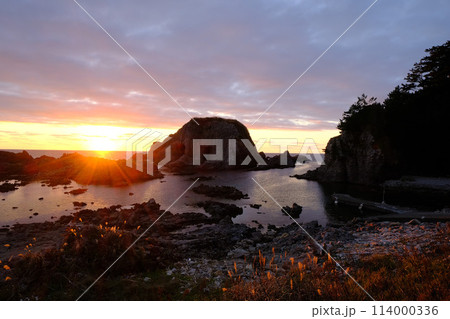 森山海岸の象岩と夕日 青森県深浦町 森山海岸の象岩と夕日 青森県深浦町 114000336