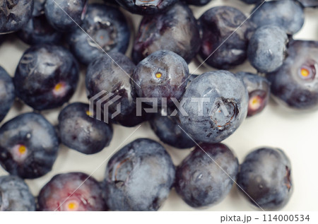 A bunch of blueberries are shown in a close up 114000534