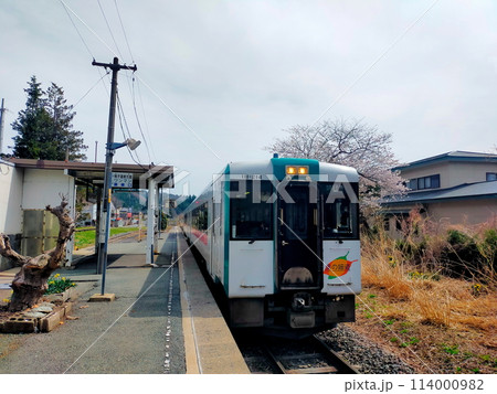 桜満開のJR中山平温泉駅 桜満開のJR中山平温泉駅 114000982