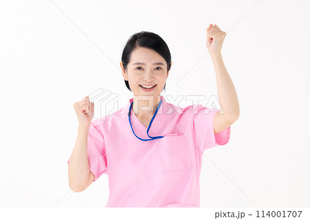スクラブの女性　ガッツポーズ 114001707