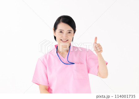 スクラブの女性　サムズアップ 114001735